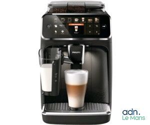 gros plan d'une machine à café avec une tasse de café