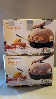 deux boîtes de pizzatelles posées sur une table