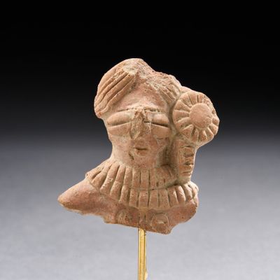 une image représentant une statue de femme surmontée d'un chapeau