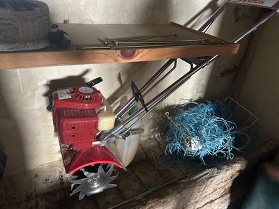 une petite machine rouge posée sur une étagère