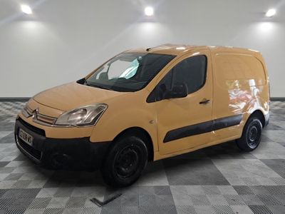 La camionnette jaune est garée sur un sol à damier dans le garage.