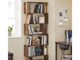 une bibliothèque en bois remplie de nombreux livres, près d'une fenêtre