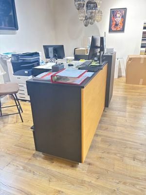 Comptoir de caisse en mélaminé noir avec caisson et retour - Photo 1