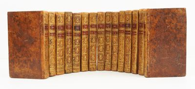 les livres sont alignés sur une surface blanche