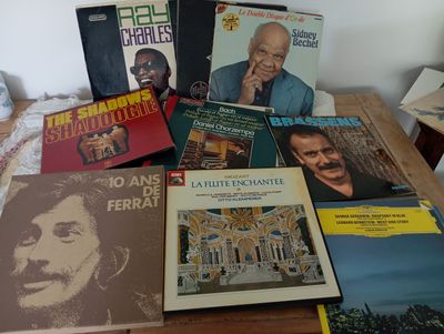 de nombreux livres de musique posés sur une table en bois