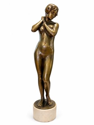 statue en bronze représentant une femme portant ses mains à son visage