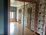 un grand miroir au milieu d'une pièce au sol en parquet