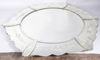 un plat en verre orné d'un motif décoratif
