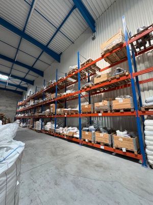 Le grand entrepôt regorge d'étagères et de palettes de marchandises.