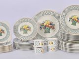 un grand nombre d'assiettes et de tasses posées sur une table