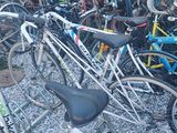 beaucoup de vélos garés sur un parking