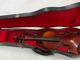 un violon dans un étui avec un archet à l'intérieur