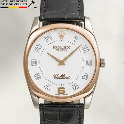 un gros plan d'une montre-bracelet au cadran blanc et au bracelet en cuir noir