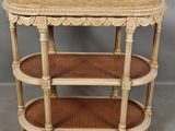 une table à trois niveaux en osier et en rotin