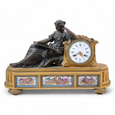 PENDULE en bronze doré et patiné et plaques de porcelaine à …