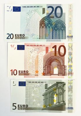 Lot de 3 billets dont 20, 10 et 5 euros.