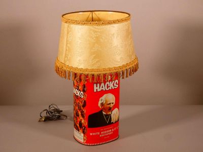 une lampe posée sur une table à côté d'un abat-jour