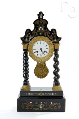 Pendule portique en bois noirci et incrustations de laiton, …