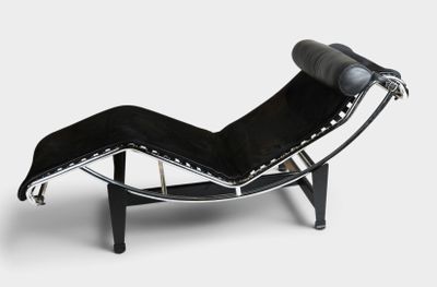 une image représentant une chaise longue en cuir noir sur fond blanc