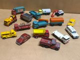 un grand nombre de camions jouets posés sur une table