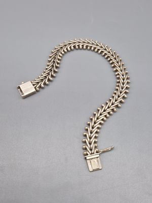 un bracelet à chaîne en argent orné d'un cadenas