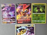 Plusieurs cartes Pokémon différentes sont alignées sur une table