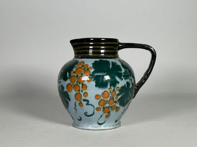 un vase bleu et vert orné de fleurs orange