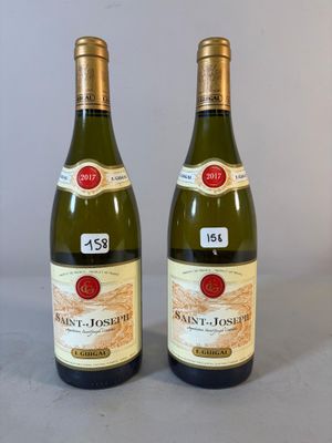 deux bouteilles de vin posées l'une à côté de l'autre sur une table
