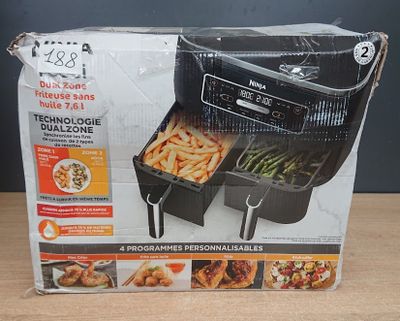 emballage d'une friteuse à air chaud Black & Decker posée sur une table en bois