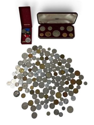 beaucoup de pièces dans un étui rouge et un portefeuille