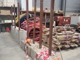plusieurs pièces de bois sont empilées dans un entrepôt