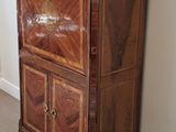 un grand meuble en bois surmonté d'un miroir