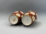 deux vases marron et blancs posés sur une table blanche