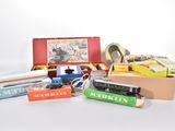 de nombreux types de petits trains et de livres sur la table
