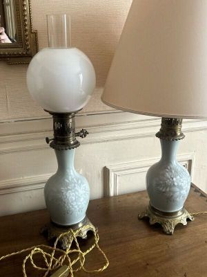 deux lampes posées sur une table, avec un miroir en arrière-plan