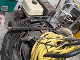un tas de tuyaux et d'autres équipements dans un garage