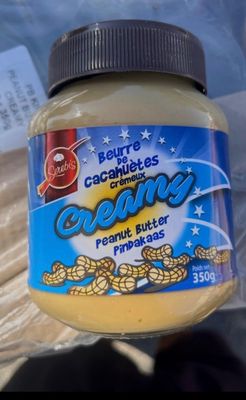 un pot de beurre de cacahuète posé sur un sac en plastique