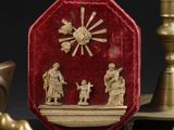 un étui en velours rouge orné d'une image représentant une crèche