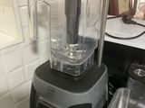 un mixeur posé sur un plan de travail dans une cuisine