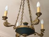 un lustre suspendu au plafond d'une pièce