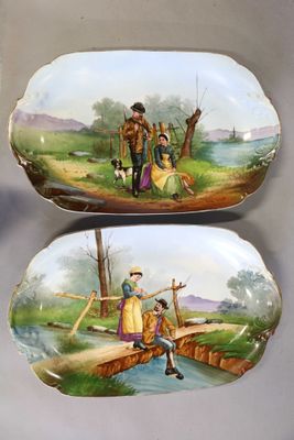 Paire de grands PLATS en faïence à décor peint polychrome de…