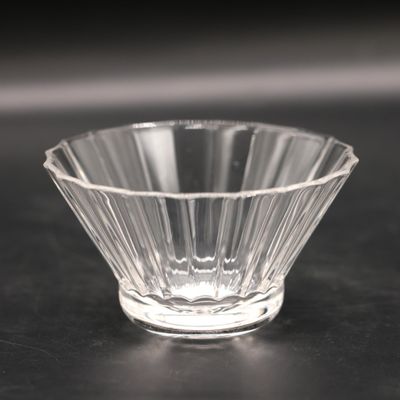 un bol en verre posé sur une table