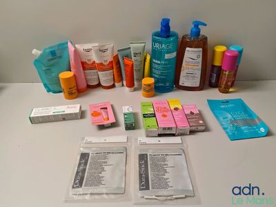 de nombreux types de produits de soins de la peau disposés sur une table