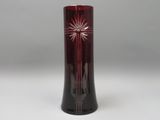 un vase rouge orné d'un motif en forme d'étoile