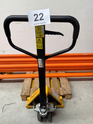 un gros plan d'un chariot élévateur portant le numéro 22