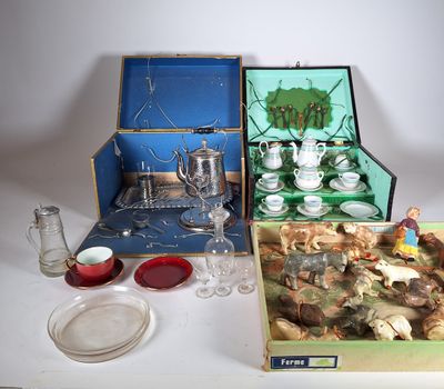 deux boîtes contenant des objets différents, posées sur une table