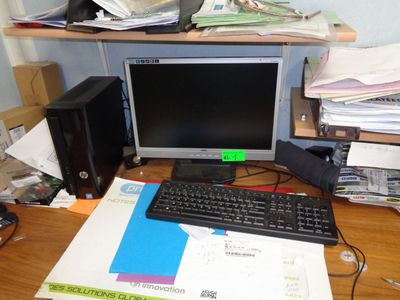 un bureau équipé d'un ordinateur et d'un clavier
