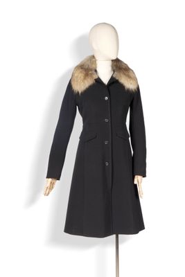 manteau noir avec col et poignets en fourrure, présenté sur un mannequin