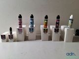 une grande variété de modèles de cigarettes électroniques exposés