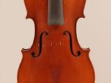 un vieux violon avec un archet accroché à son dos